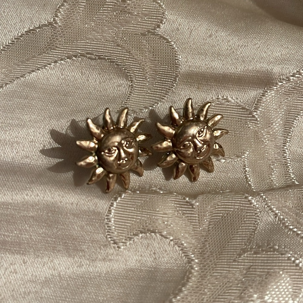 Petit Moments Sun earrings.